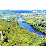 In Vezac Near Forest And * Бейнак-э-Казенак