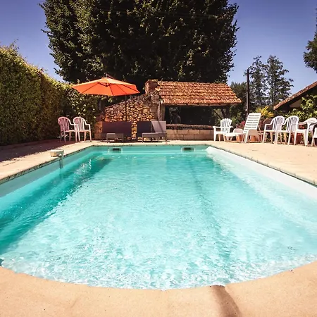 Charming With Pool In Vezac بيت للعطل بيناك إي كازوناك